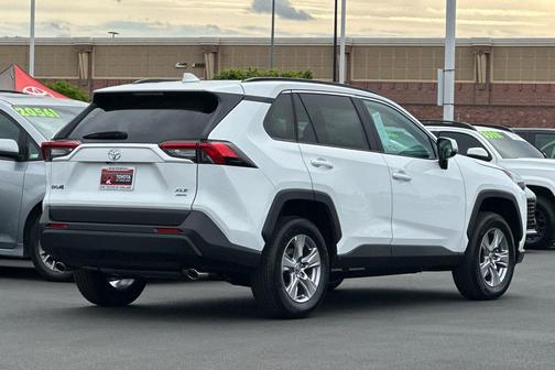 2025 Toyota RAV4 XLE