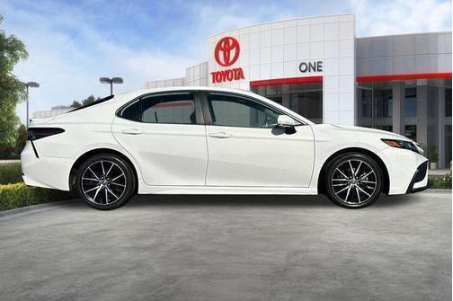 Ice Cap 2024 Toyota Camry SE