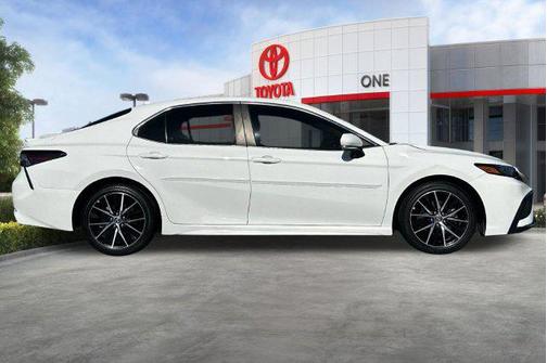 Ice Cap 2024 Toyota Camry SE