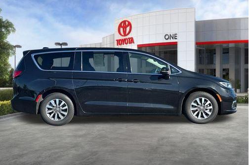 Brilliant Black Crystal Pearlcoat 2023 Chrysler Pacifica Hybrid Touring L