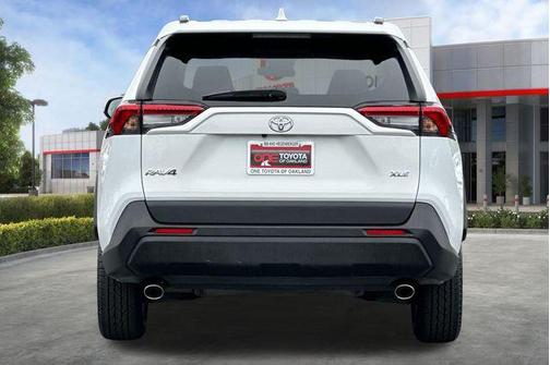 Ice Cap 2024 Toyota RAV4 XLE