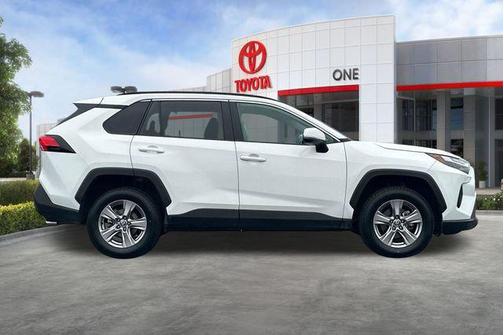 Ice Cap 2024 Toyota RAV4 XLE