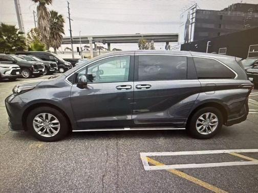 2025 Toyota Sienna XLE