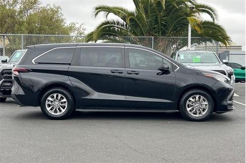 2023 Toyota Sienna LE