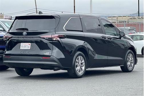 2023 Toyota Sienna LE
