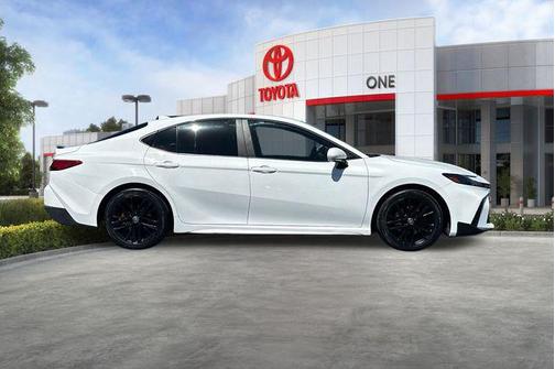 Ice Cap 2025 Toyota Camry SE
