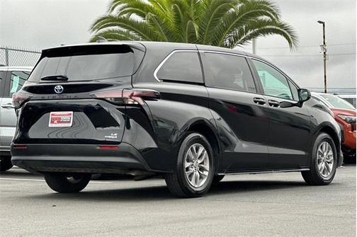 2023 Toyota Sienna LE