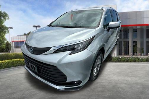 Celestial Silver Metallic 2025 Toyota Sienna XLE