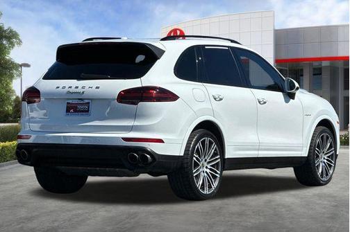 White 2018 Porsche Cayenne Cayenne E-Hybrid Platinum Edition