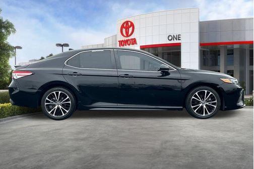 Midnight Black Metallic 2020 Toyota Camry SE