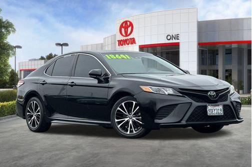 Midnight Black Metallic 2020 Toyota Camry SE