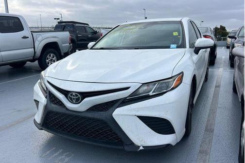 Super White 2019 Toyota Camry SE
