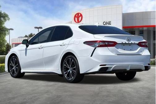 Super White 2019 Toyota Camry SE