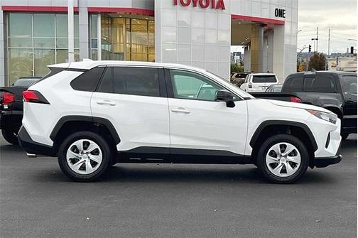 Photo 3 of 33 of 2022 Toyota RAV4 LE
