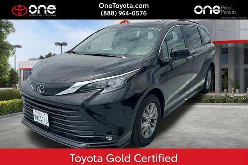 Midnight Black Metallic 2026 Toyota Sienna XLE