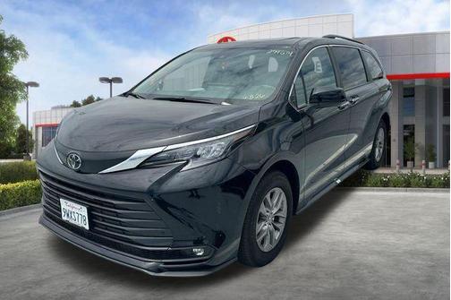 Midnight Black Metallic 2026 Toyota Sienna XLE