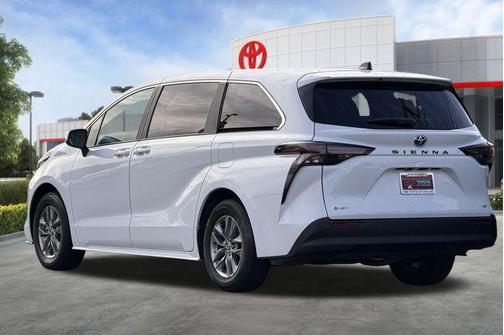 2025 Toyota Sienna LE
