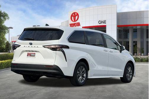 2025 Toyota Sienna LE