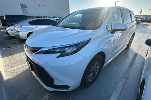 2025 Toyota Sienna LE