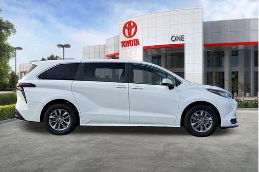 2025 Toyota Sienna LE