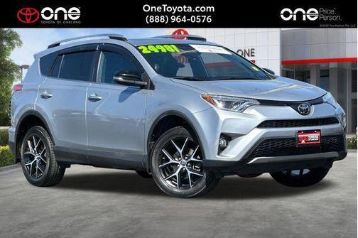 Silver Sky Metallic 2018 Toyota RAV4 SE