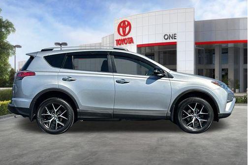 Silver Sky Metallic 2018 Toyota RAV4 SE