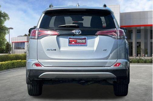 Silver Sky Metallic 2018 Toyota RAV4 SE