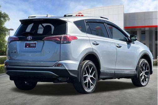 Silver Sky Metallic 2018 Toyota RAV4 SE
