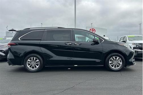 2021 Toyota Sienna XLE 8 Passenger