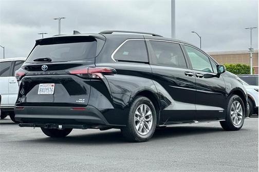 2021 Toyota Sienna XLE 8 Passenger