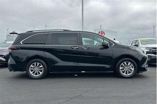 2021 Toyota Sienna XLE 8 Passenger