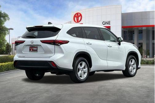 Wind Chill Pearl 2022 Toyota Highlander LE