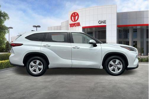 Wind Chill Pearl 2022 Toyota Highlander LE