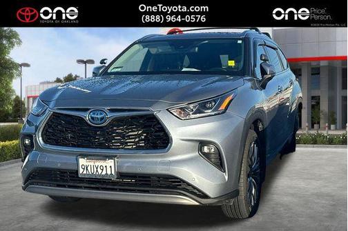 Moon Dust 2023 Toyota Highlander Hybrid Platinum