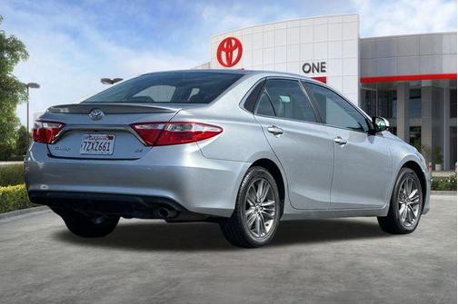 Celestial Silver Metallic 2017 Toyota Camry SE