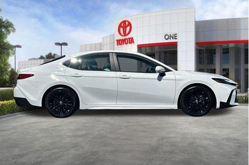 Ice Cap 2025 Toyota Camry SE
