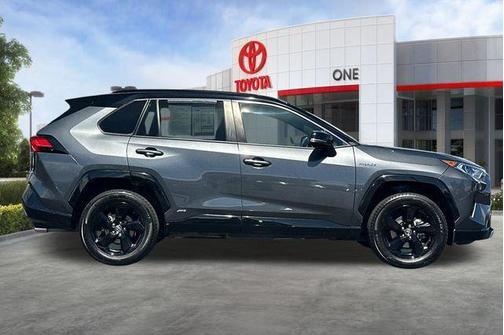 Blizzard Pearl/Midnight Black Metallic 2021 Toyota RAV4 Hybrid SE