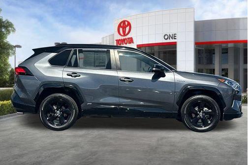 Blizzard Pearl/Midnight Black Metallic 2021 Toyota RAV4 Hybrid SE