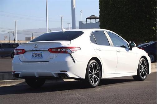 Photo 5 of 31 of 2019 Toyota Camry SE