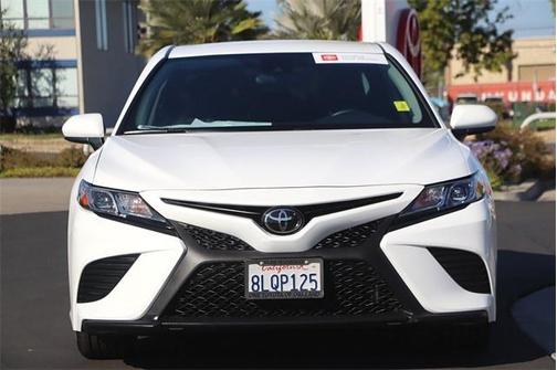 Photo 3 of 31 of 2019 Toyota Camry SE