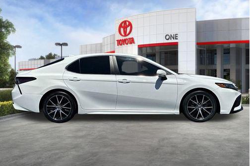 Ice Cap 2023 Toyota Camry SE