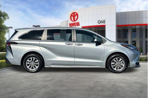 2023 Toyota Sienna LE