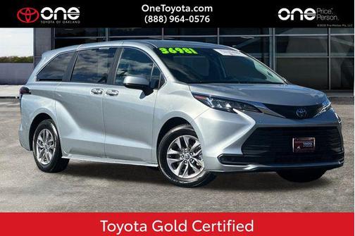2023 Toyota Sienna LE