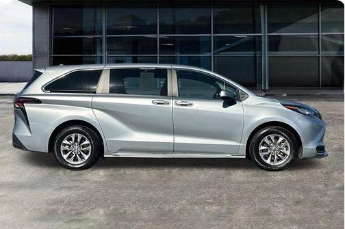 2023 Toyota Sienna LE