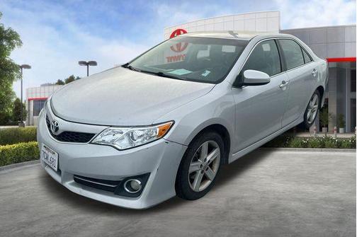 Classic Silver Metallic 2014 Toyota Camry SE