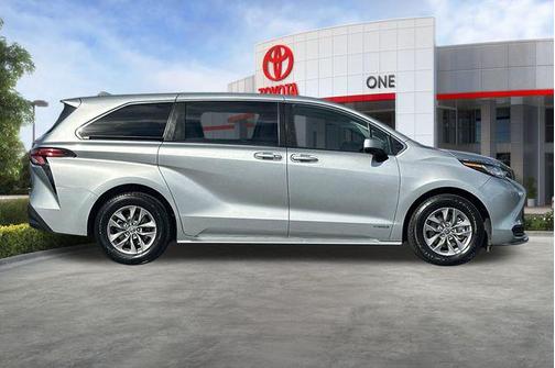 2021 Toyota Sienna LE