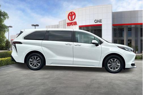 2025 Toyota Sienna LE