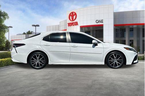 Super White 2021 Toyota Camry SE