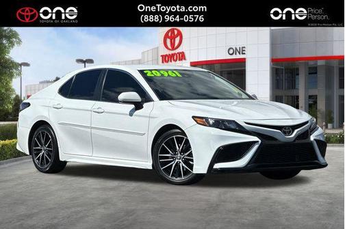 Super White 2021 Toyota Camry SE