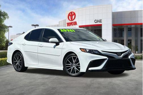 Super White 2021 Toyota Camry SE